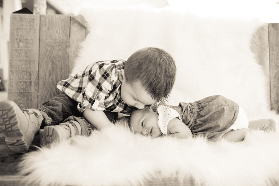 family-newborn-pics-015 Lennox Newborn Session | McClennen Family Lifestyle | Veneta Oregon
