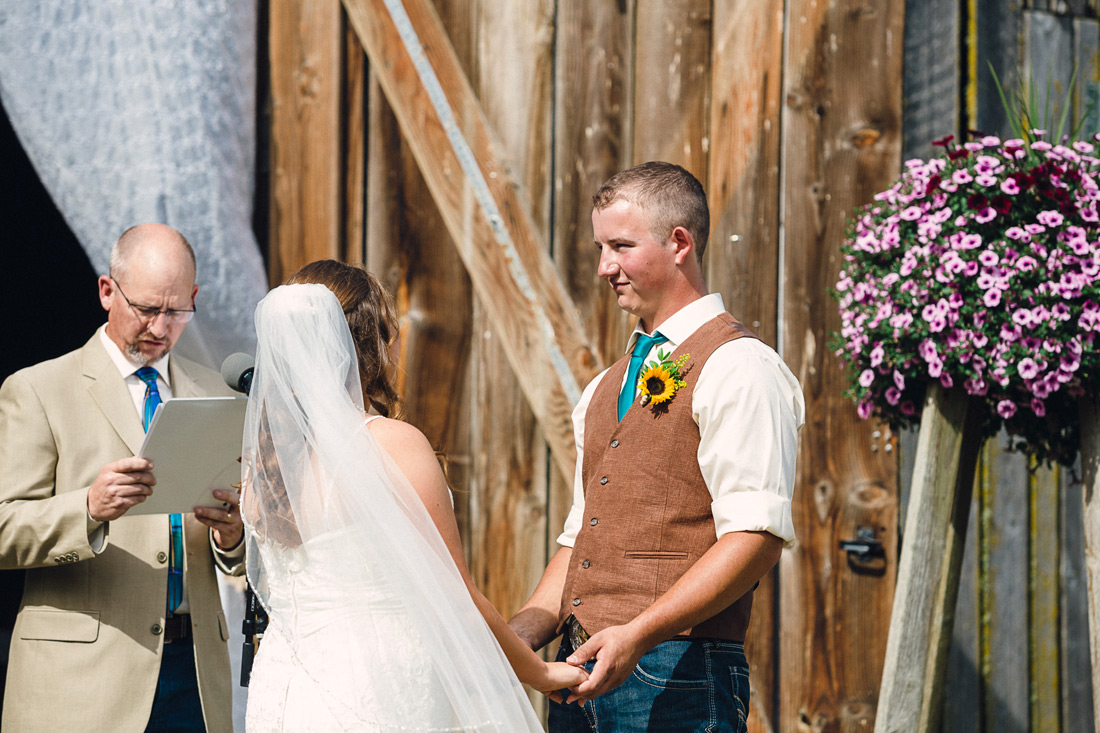 blue-rooster-wedding-028 Blue Rooster Inn Bed & Breakfast Wedding | Eugene Oregon | Amanda & Ross