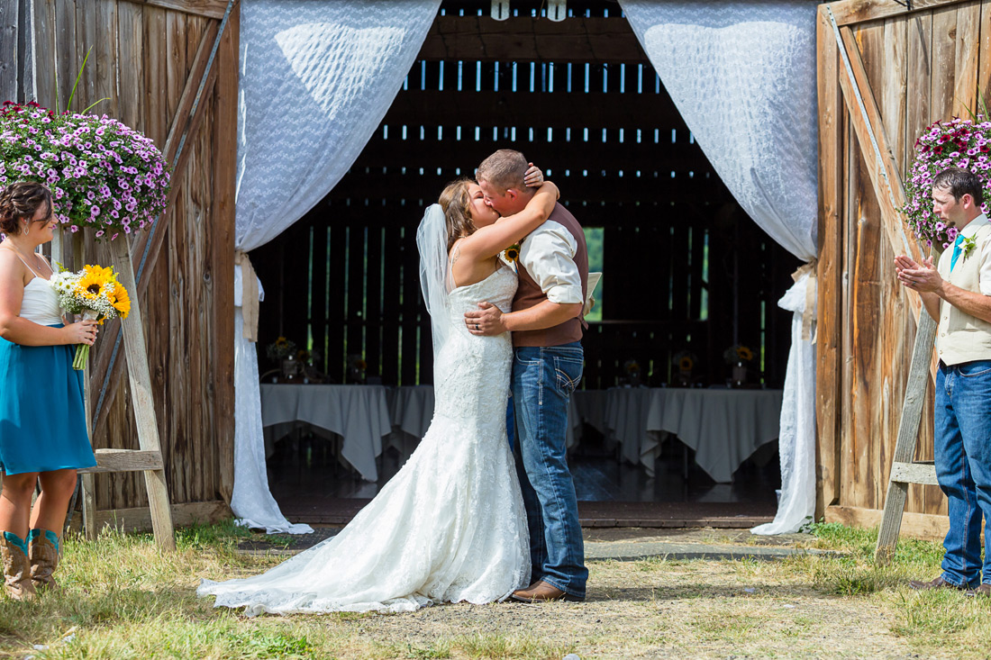 blue-rooster-wedding-030 Blue Rooster Inn Bed & Breakfast Wedding | Eugene Oregon | Amanda & Ross