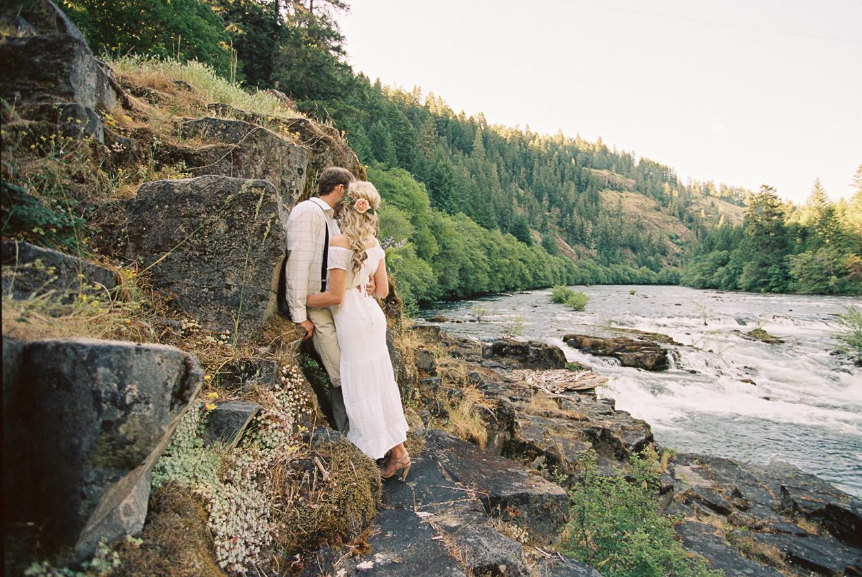 north-umpqua-wedding-004 Nature Inspired Styled Session | North Umpqua River Oregon | Kelli & Justin