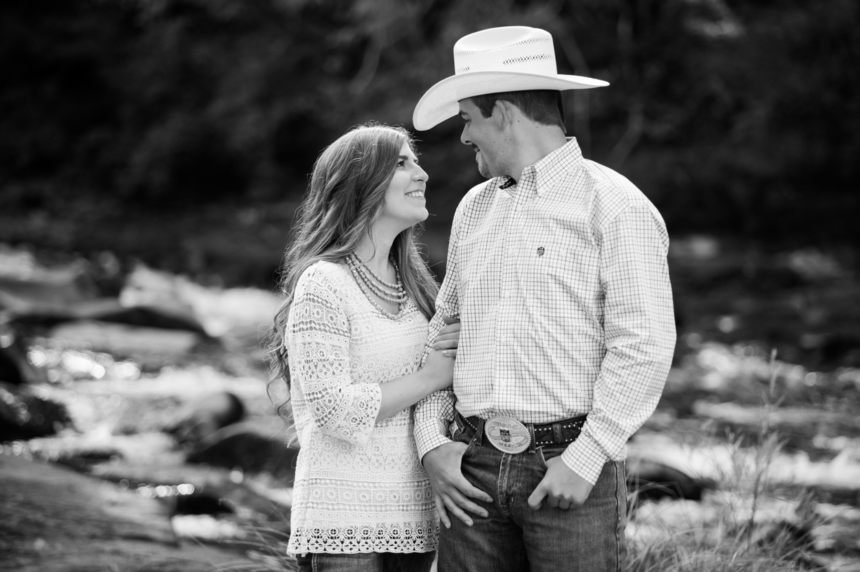 oregon-adventure-engagement-014 Lyndee & Max | Adventure Engagement Session | Iron Mountain Oregon