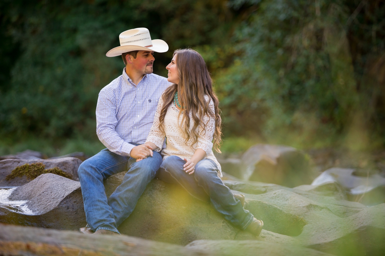 oregon-adventure-engagement-016 Lyndee & Max | Adventure Engagement Session | Iron Mountain Oregon