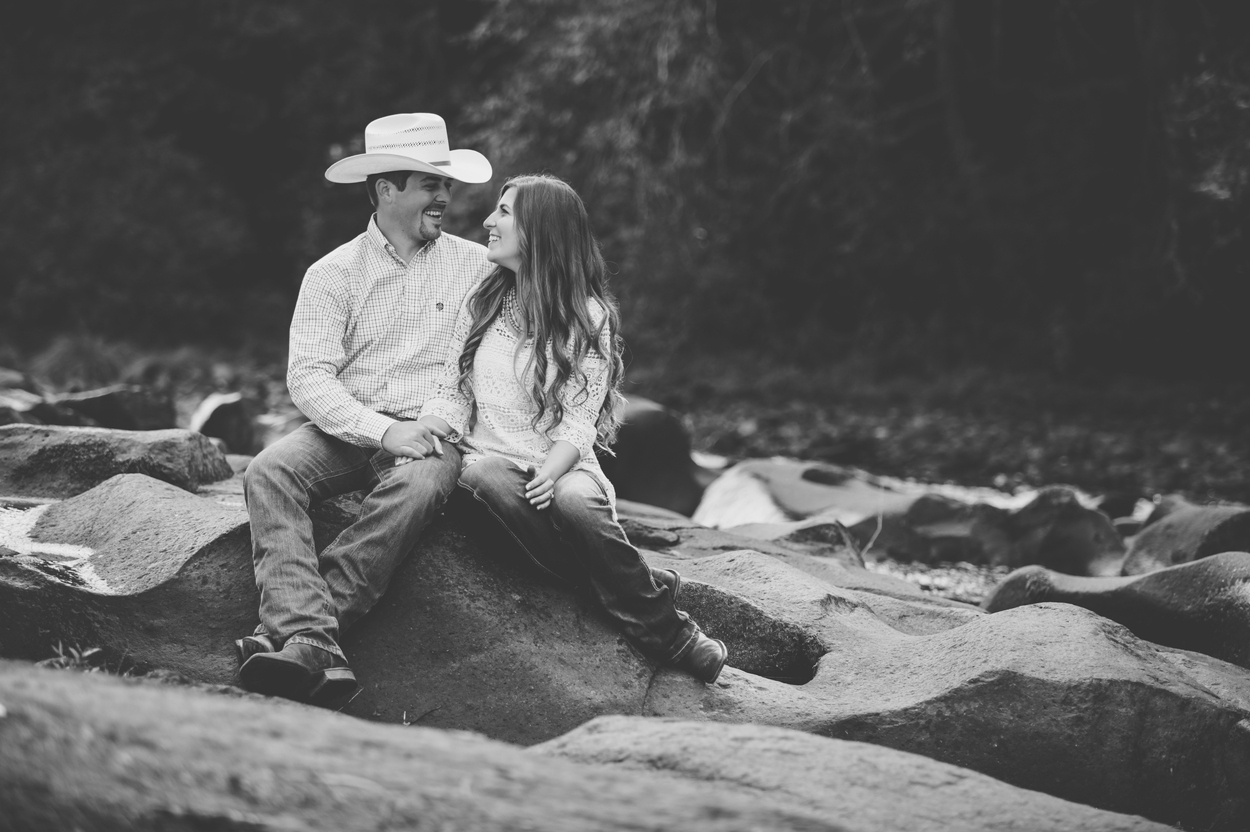 oregon-adventure-engagement-019 Lyndee & Max | Adventure Engagement Session | Iron Mountain Oregon